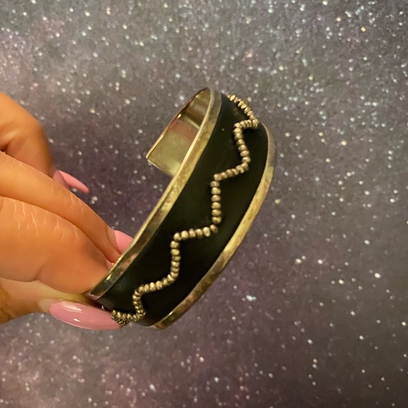 Sterling silver and leather cuff bracelet - Picture 2 of 4